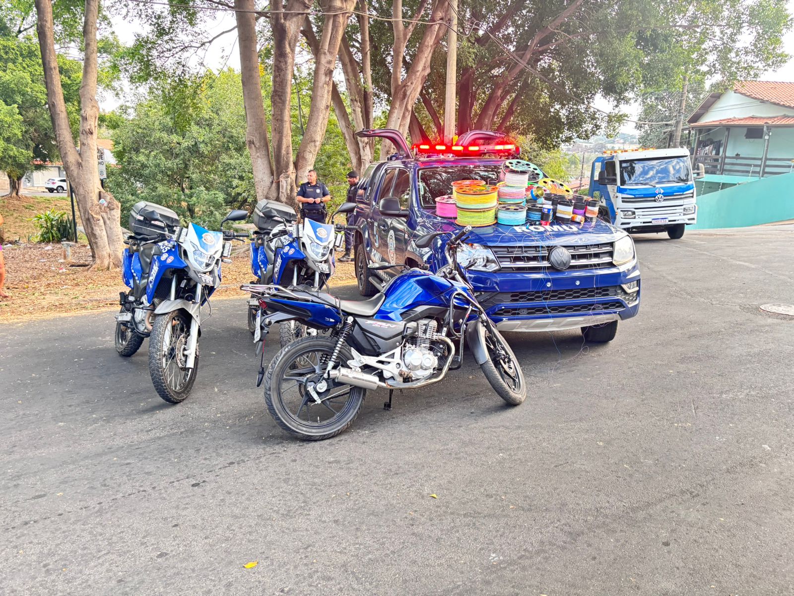 GCM apreende 27 carretéis de linha com cerol e motocicleta em operação no bairro Walter Peccinini