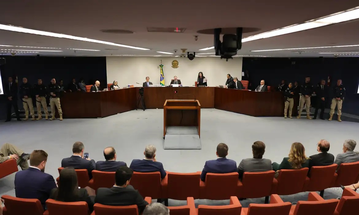 Julgamento de Bolsonaro e outros réus será retomado com voto de Carmen Lúcia