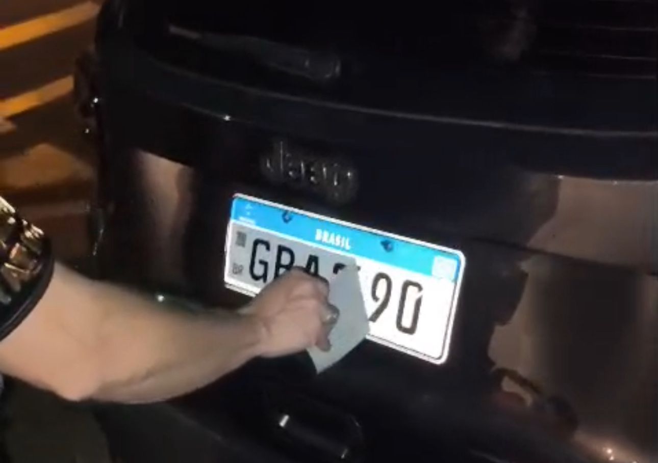 Jeep roubado é apreendido pela PM com placa adulterada após perseguição na Anhanguera
