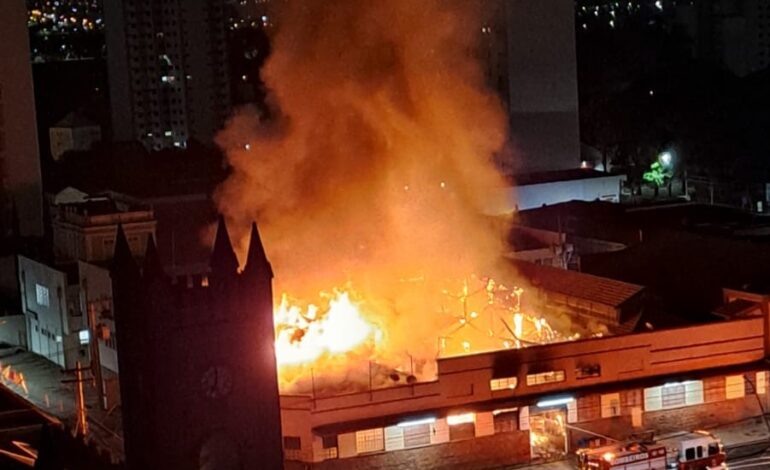 Incêndio de grandes proporções atinge o Mercadão Municipal de Piracicaba