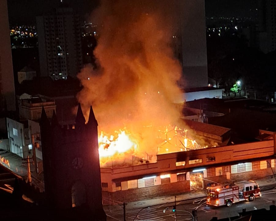 Incêndio de grandes proporções atinge o Mercadão Municipal de Piracicaba