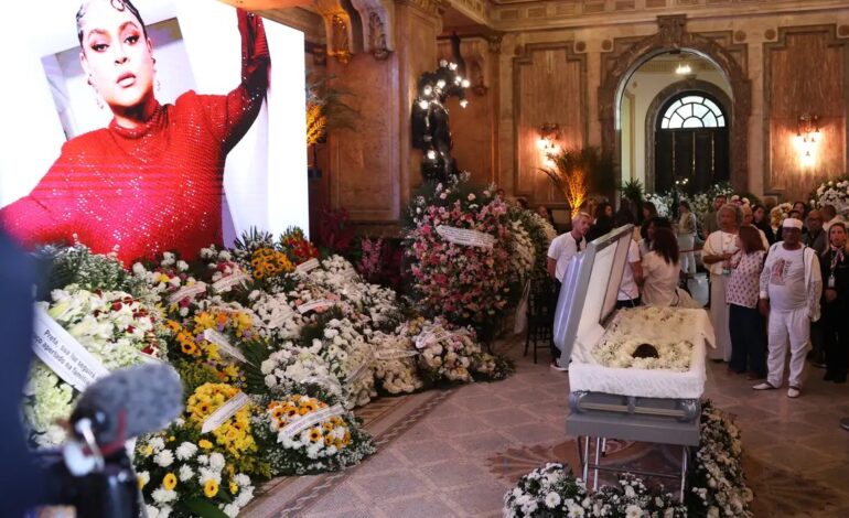 Velório de Preta Gil reúne centenas de pessoas no Rio